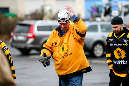 Ett Skellefteå fan före SM-final tre i ishockeymatchen i