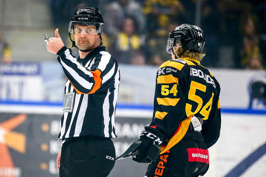 Skellefteås Anton Lindholm pratar med domaren Mikael Nord