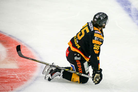 Skellefteås Axel Holmström  ligger ned