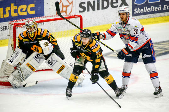 Skellefteås Anton Lindholm  och målvakt Markus Svensson