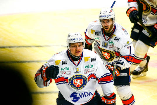 Växjös Rhett Rakhshani  gör 0-2 och jublar