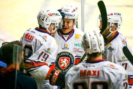 Växjös Rhett Rakhshani  gör 0-2 och jublar