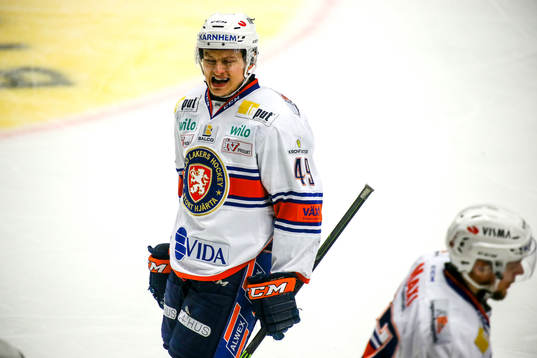 Växjös Rhett Rakhshani  gör 0-2 och jublar