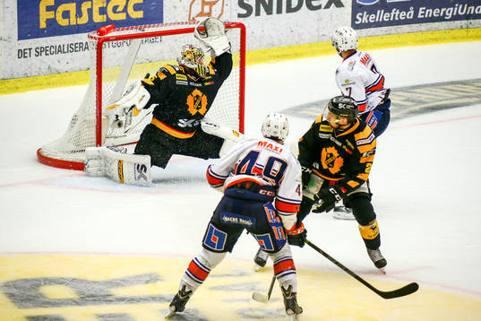Växjös Rhett Rakhshani gör 0-2 och jublar