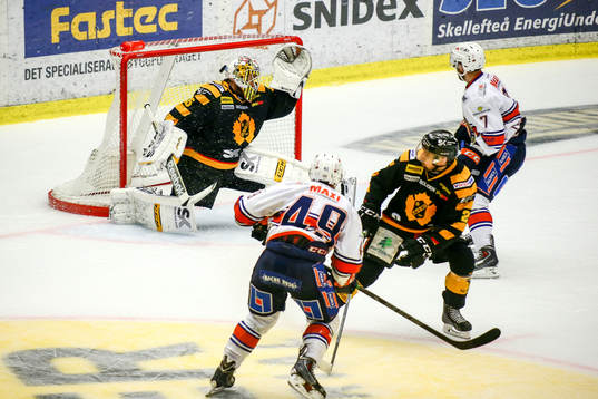 Växjös Rhett Rakhshani  gör 0-2 och jublar