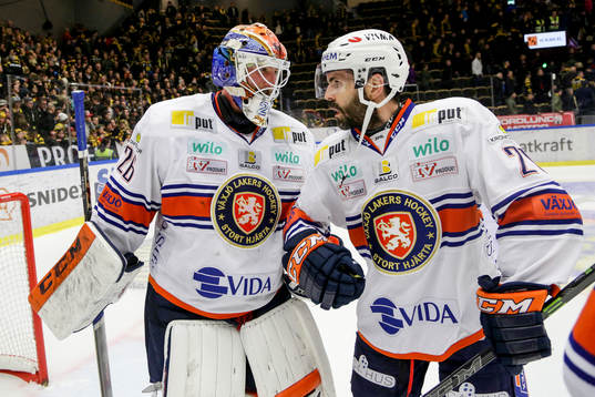Växjös målvakt Stefan Steen och Cory Murphy jublar