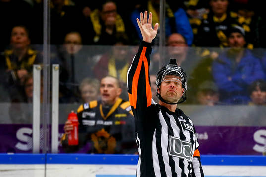 Skellefteås Martin Sevc  i bakgrunden av domaren Patrik