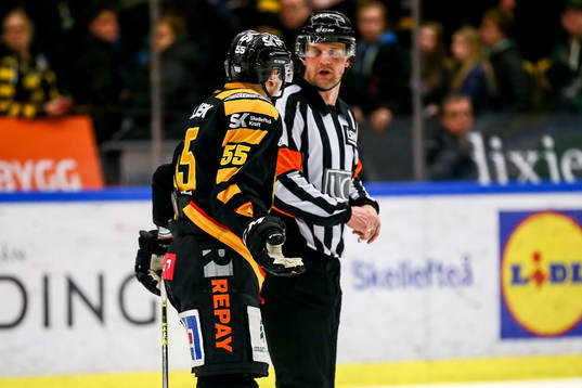Skellefteås Martin Sevc  pratar med domaren Mikael Nord
