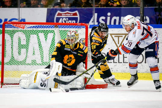 Skellefteås Axel Holmström  och målvakt Markus Svensson