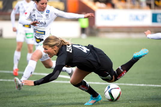 Göteborgs Andrine Hegerberg faller i straffområdet