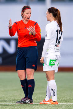 Domare Annika Andric pratar med Piteås Emilia Appelqvist