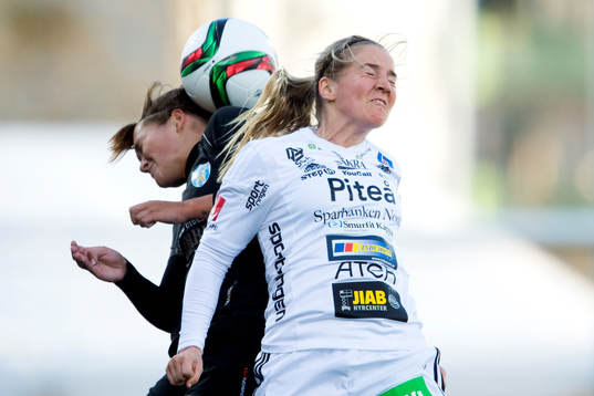 Göteborgs Julia Wahlberg i nickduell med Piteås Irma Helin