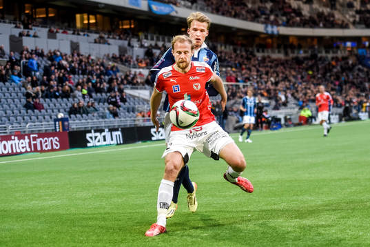 Kalmars Markus Thorbjörnsson i en duell med Djurgårdens