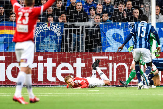 Kalmars Jonathan Ring faller i Djurgårdens straffområde