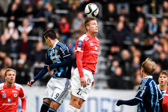 Kalmars Viktor Elm i en nickduell med Djurgårdens Haris
