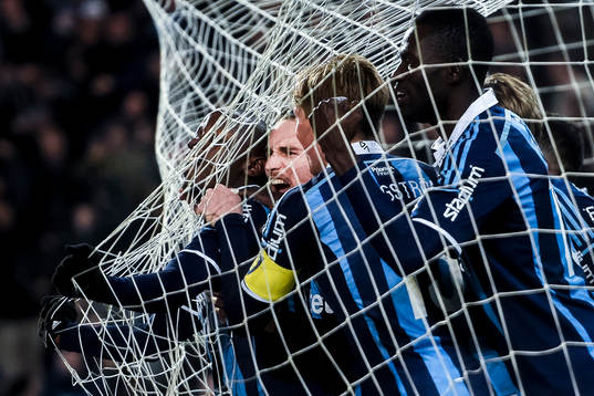 Djurgårdens Nyasha Mushekwi och Kevin Walker jublar