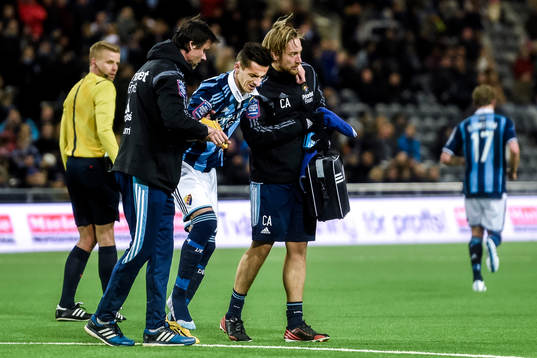 Djurgårdens Haris Radetinac får hjälp av planen