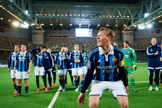 Djurgårdens spelare med Emil Bergström längst fram jublar