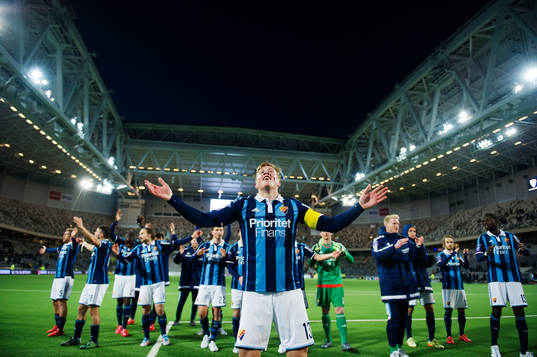Djurgårdens spelare med Emil Bergström längst fram jublar
