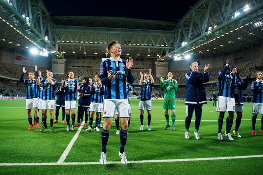 Djurgårdens spelare med Emil Bergström längst fram jublar