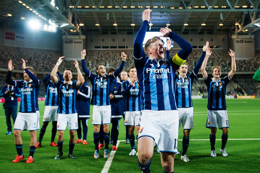 Djurgårdens spelare med Emil Bergström längst fram jublar