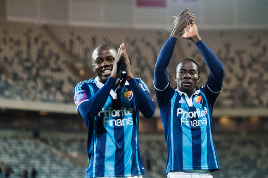 Djurgårdens Nyasha Mushekwi och Sam Johnson  jublar