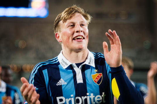 Djurgårdens spelare med Emil Bergström längst fram jublar