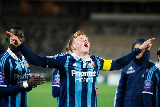Djurgårdens spelare med Emil Bergström längst fram jublar