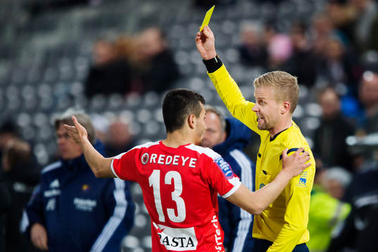 Kalmars Emin Nouri får ett rött kort av domare Glenn
