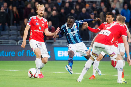 Djurgårdens Sam Johnson tar sig förbi Kalmars Markus