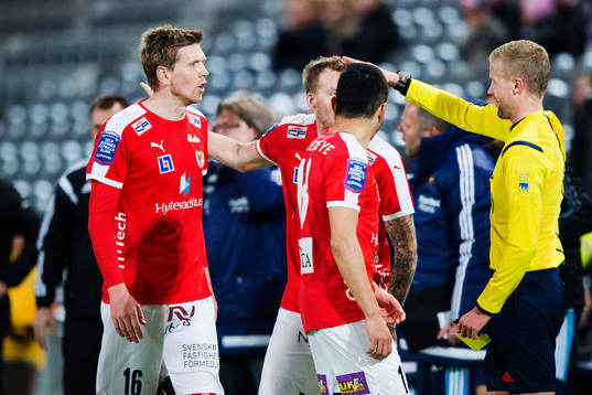 Kalmars David Elm pratar med domare Glenn Nyberg