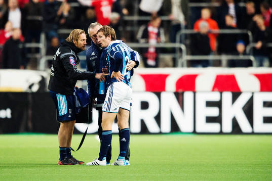 Djurgårdens Jesper Arvidsson har ont och får hjälp av