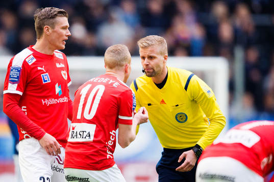 Kalmars Tobias Eriksson reagerar mot domare Glenn Nyberg