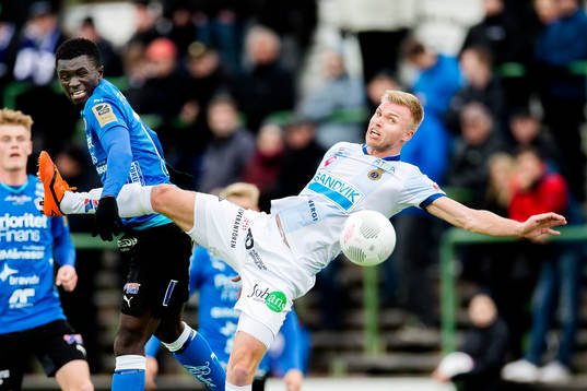 Luftduell mellan Halmstads Kwame Karikari och Gefles Robin