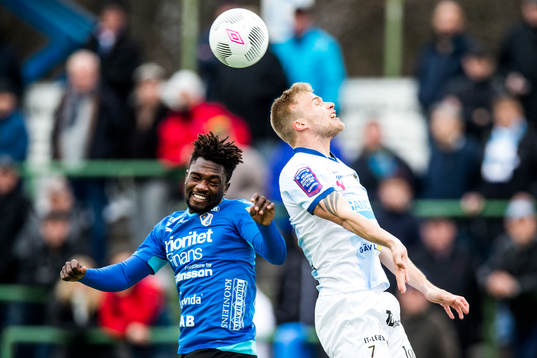 Halmstads King Osei Gyan och Gefles Robin Nilsson i en