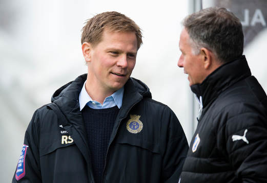Gefles tränare Roger Sandberg i samtal med Halmstads