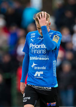 Halmstads Eric Smith tar sig för huvudet