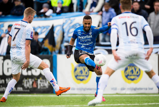 Halmstads Junes Barny och Gefles Robin Nilsson (v) och