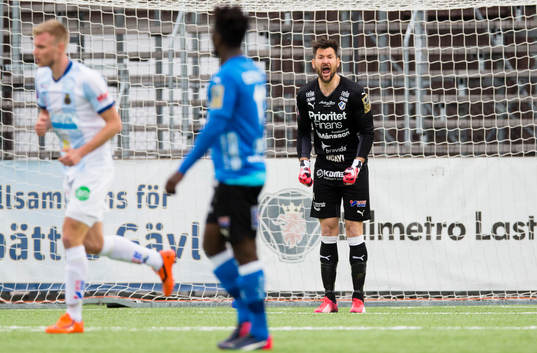 Halmstads målvakt Stojan Lukic reagerar