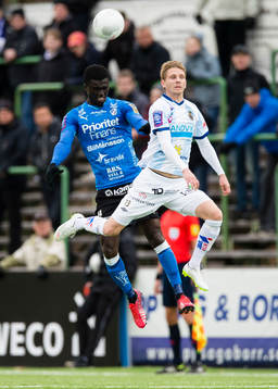 Halmstads Kwame Karikari i kamp om bollen med Gefles Johan
