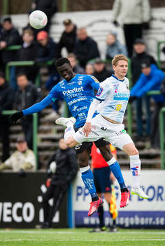 Halmstads Kwame Karikari i kamp om bollen med Gefles Johan