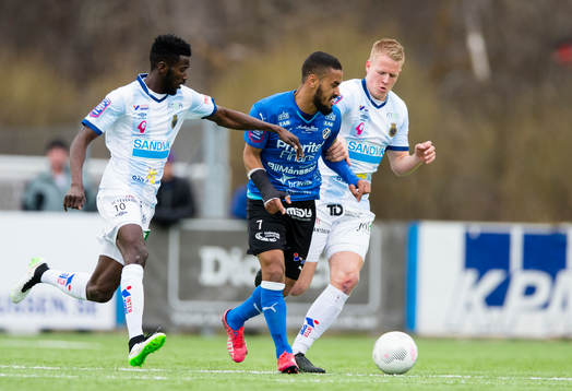 Halmstads Junes Barny i kamp om bollen med Gefles Dioh