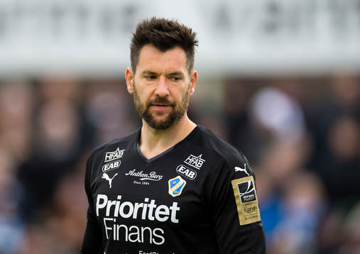 Halmstads målvakt Stojan Lukic ser deppig ut