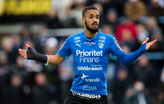 Halmstads Junes Barny slår ut med armarna
