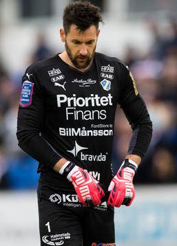Halmstads målvakt Stojan Lukic ser deppig ut