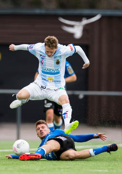 Halmstads Shkodran Maholli med en brytning brevid Gefles