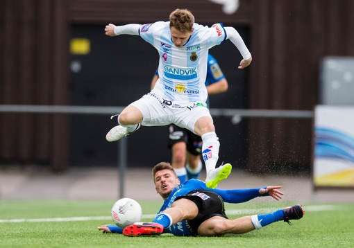 Halmstads Shkodran Maholli med en brytning brevid Gefles