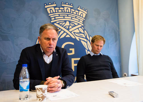 Halmstads tränare Janne Jönsson talar till media bredvid