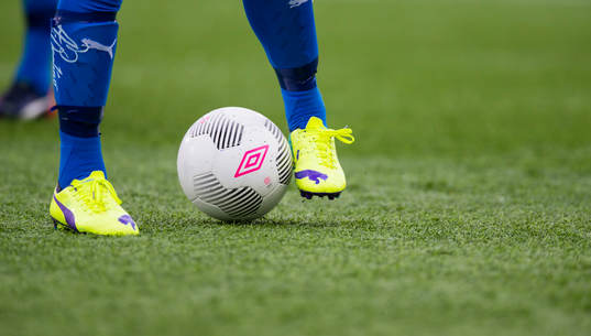 En boll och fotbollsskor