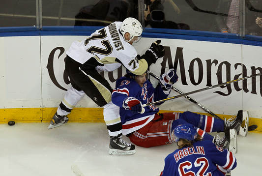 Pittsburgh Penguins Patric Hörnqvist (L) checks New York